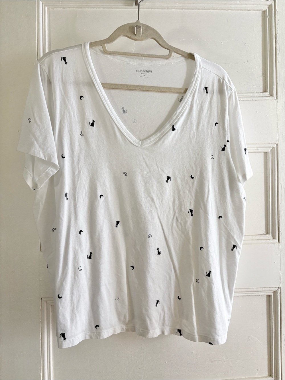 Old Navy White V-Neck Everywear Tee with Navy Blue Cat & Moon Motif
